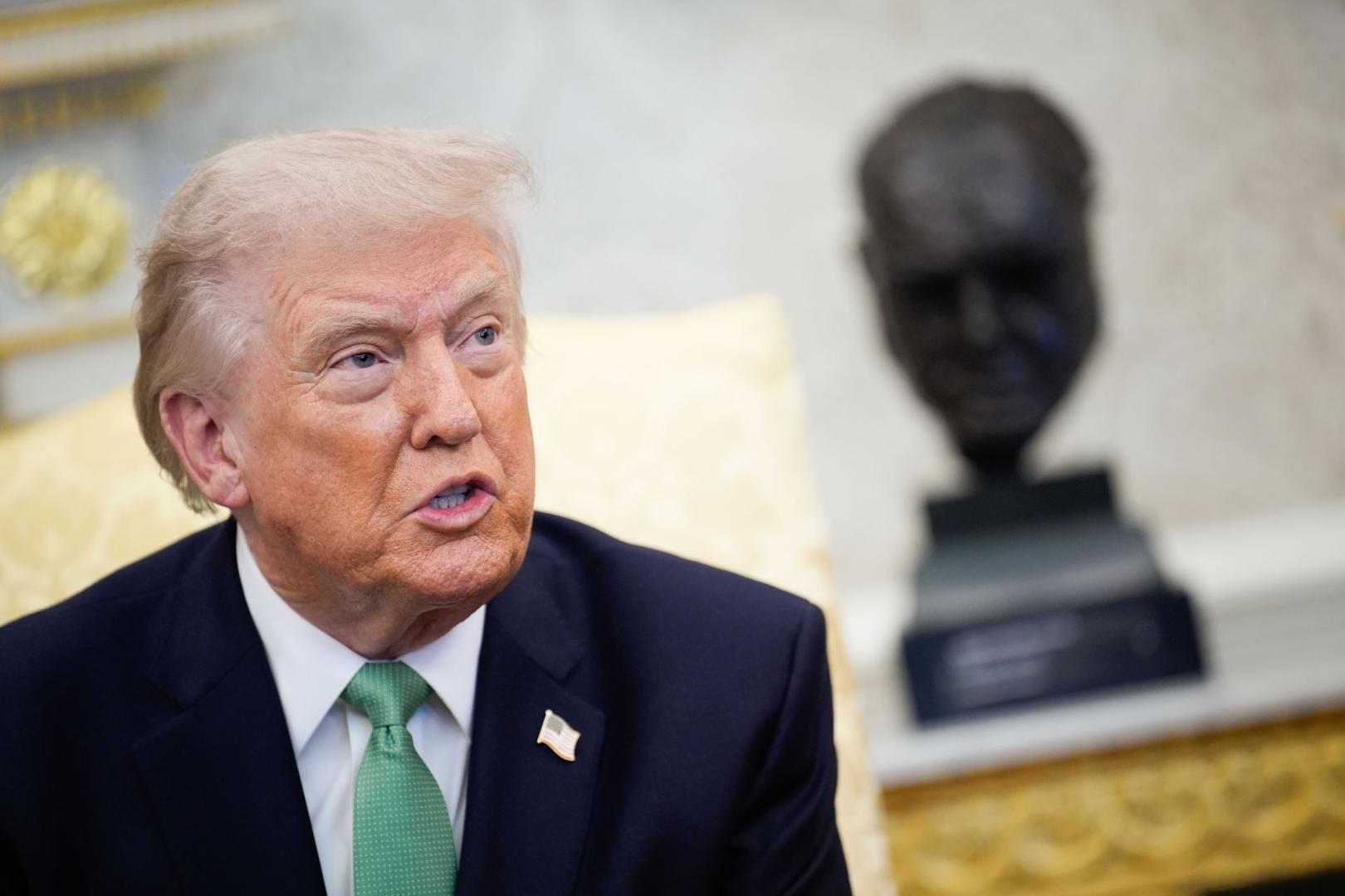 Donald Trump, en el Despacho Oval, durante la visita este martes del primer ministro irlandés, Micheál Martin