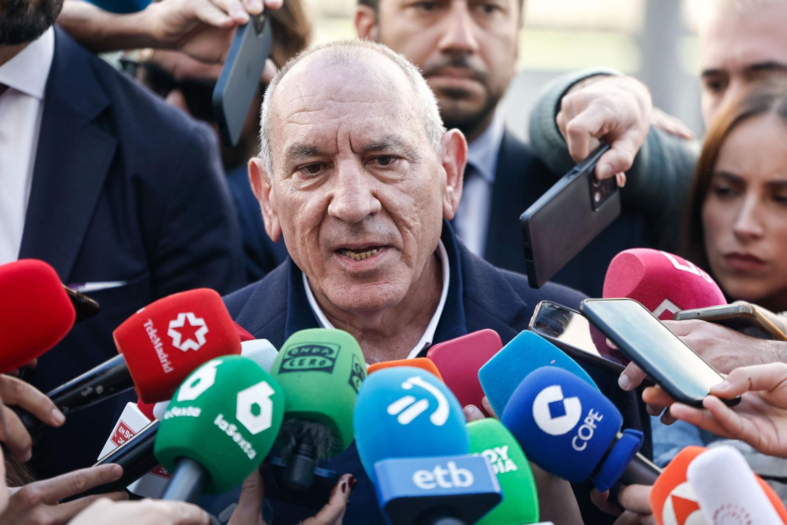El ex director adjunto operativo de la Policía Nacional, José Ángel González, realiza declaraciones a la prensa a las puertas del Juzgado de Violencia sobre la Mujer número 8 de Madrid