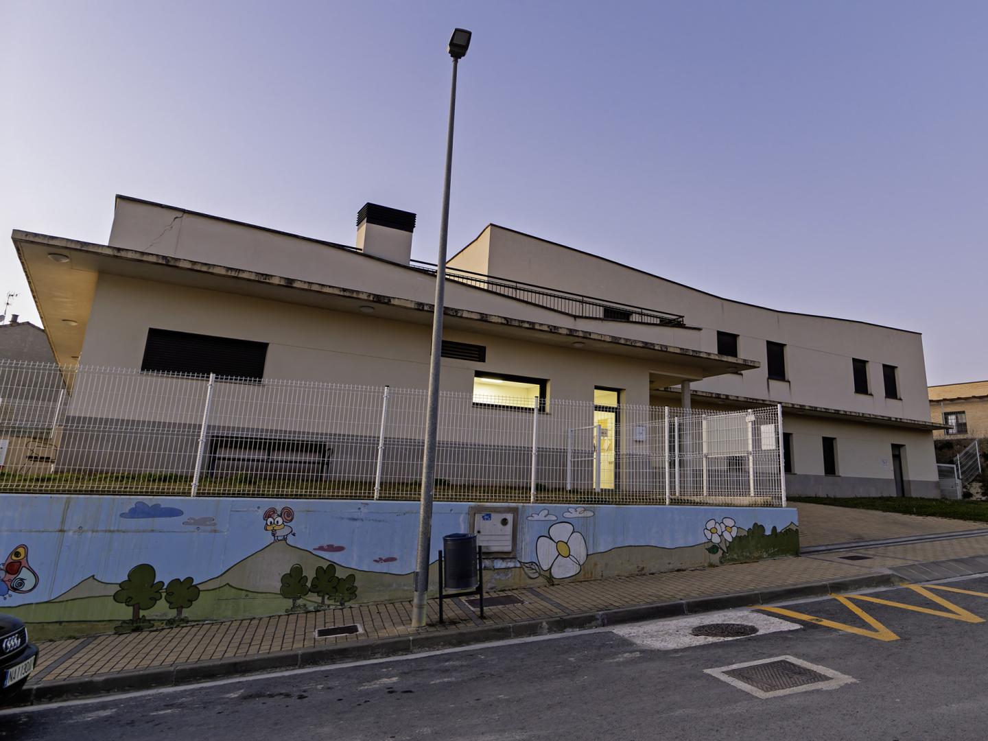 Exterior del centro de día de Larraga
