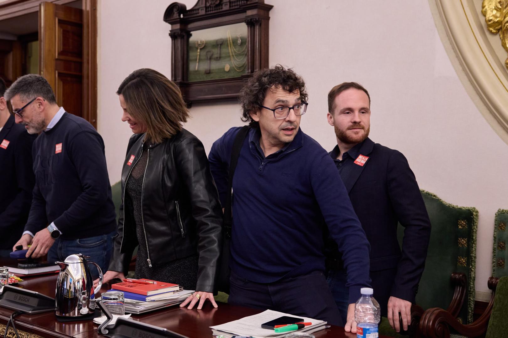 Mauleón, entre concejales socialistas en el último pleno