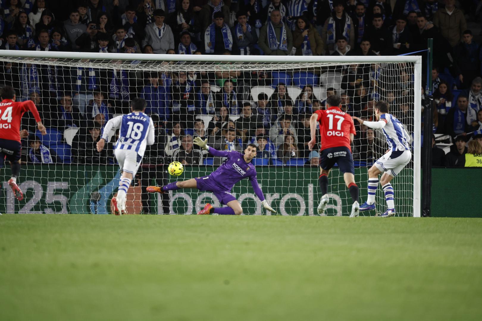 Sergio Herrera no pudo detener el penalti de Mikel Oyarzabal que significó el 1-0. No se debía haber señalado