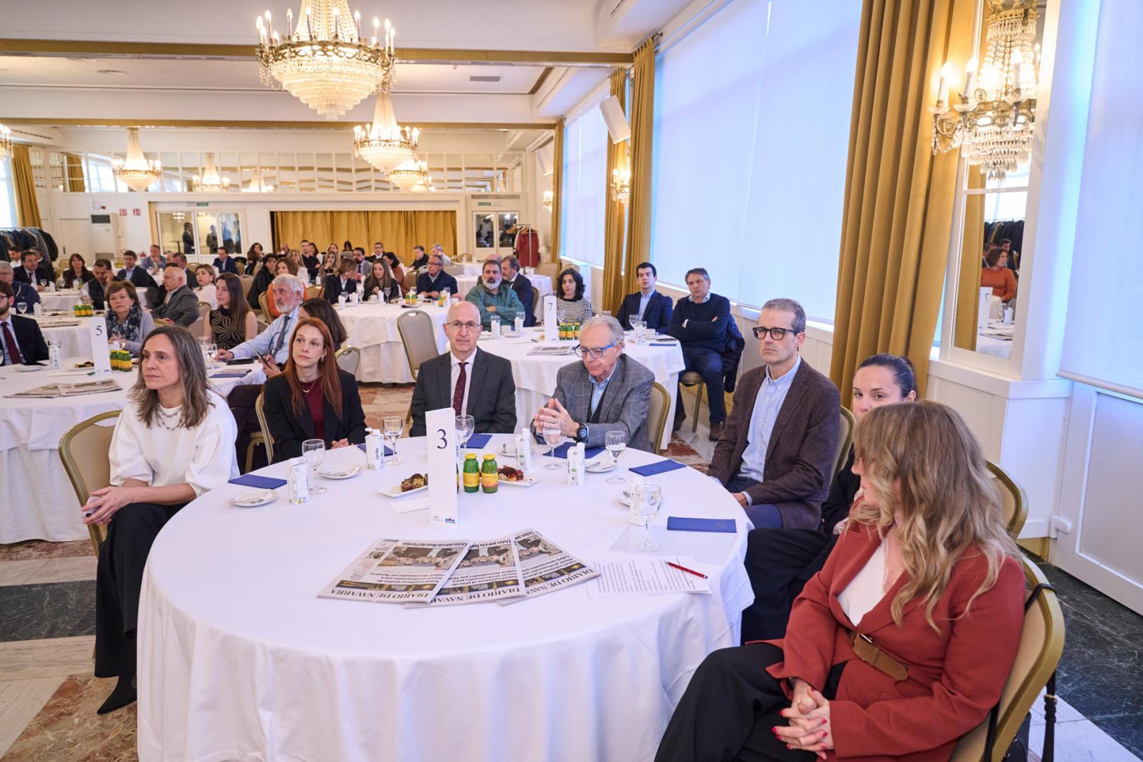 Alicia Nicolás, directora comercial del Grupo La Información; Marta Castro, jefa de gabinete de Lorenzo Amor; Miguel Ángel Riezu, director de Diario de Navarra; Miguel Sanz, expresidente del Gobierno de Navarra; Nacho Calvo, subdirector de Diario de Navarra; Lara Martínez, de BENCO, y Belén Galindo, directora de Comunicación del Grupo La Información