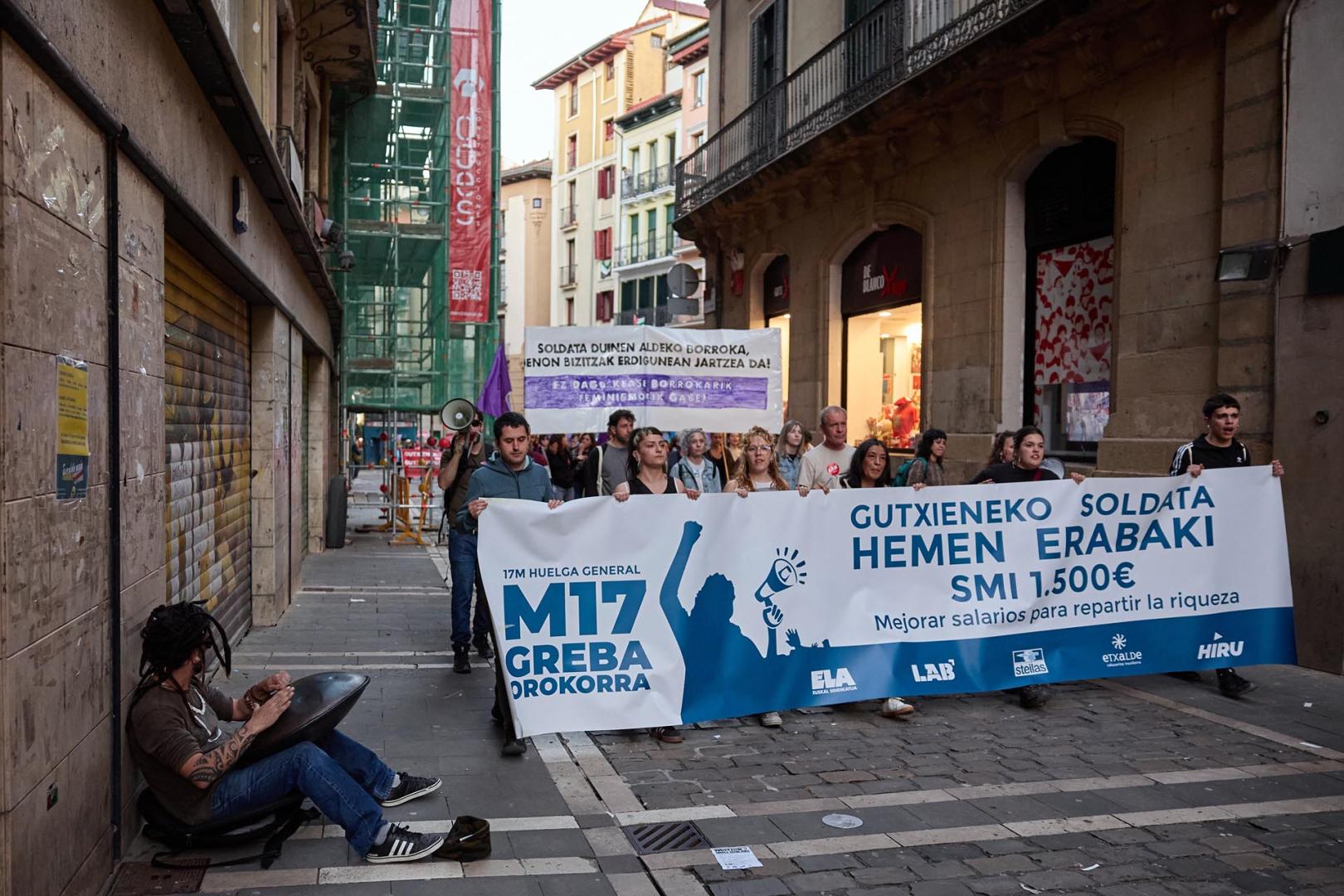 Fotos de las movilizaciones en Pamplona por la huelga general en Navarra por un salario mínimo propio