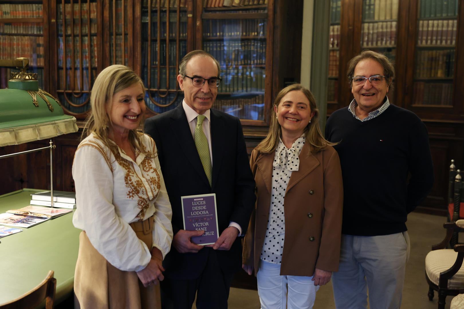 Víctor Sanz, segundo por la izquierda, con tres hijos de José Esparza: Marilís, Begoña y Rafael, este 17 de marzo en el Nuevo Casino de Pamplona.