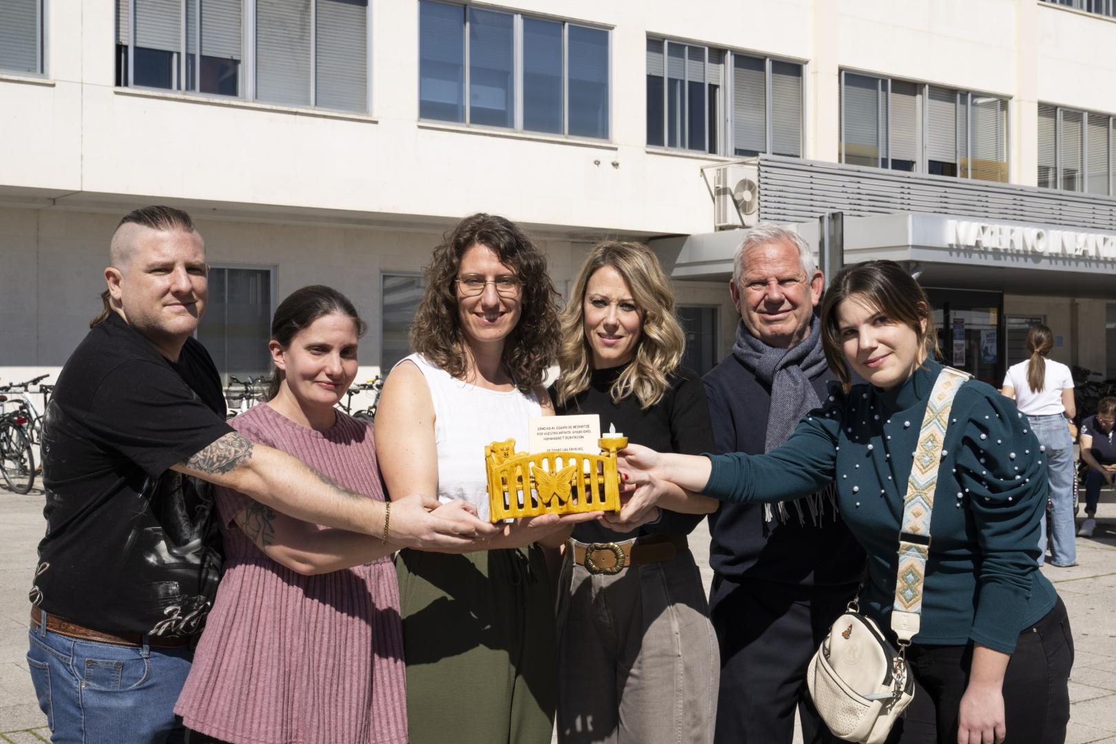 De izda a dcha: Alejandro Alonso y Maite Sorozábal (perdieron un bebé), Nieves Pérez Goñi (perdió a su primera hija y forma parte de la junta de Sopequin), Raquel Mateo Sebastián (Goizargi), Antonio Arrastia (perdió una hija) y Leyre Arrastia Pinillos (abogada y hermana 'arcoíris'), durante la entrega de la cuna, en el Hospital Universitario de Navarra.