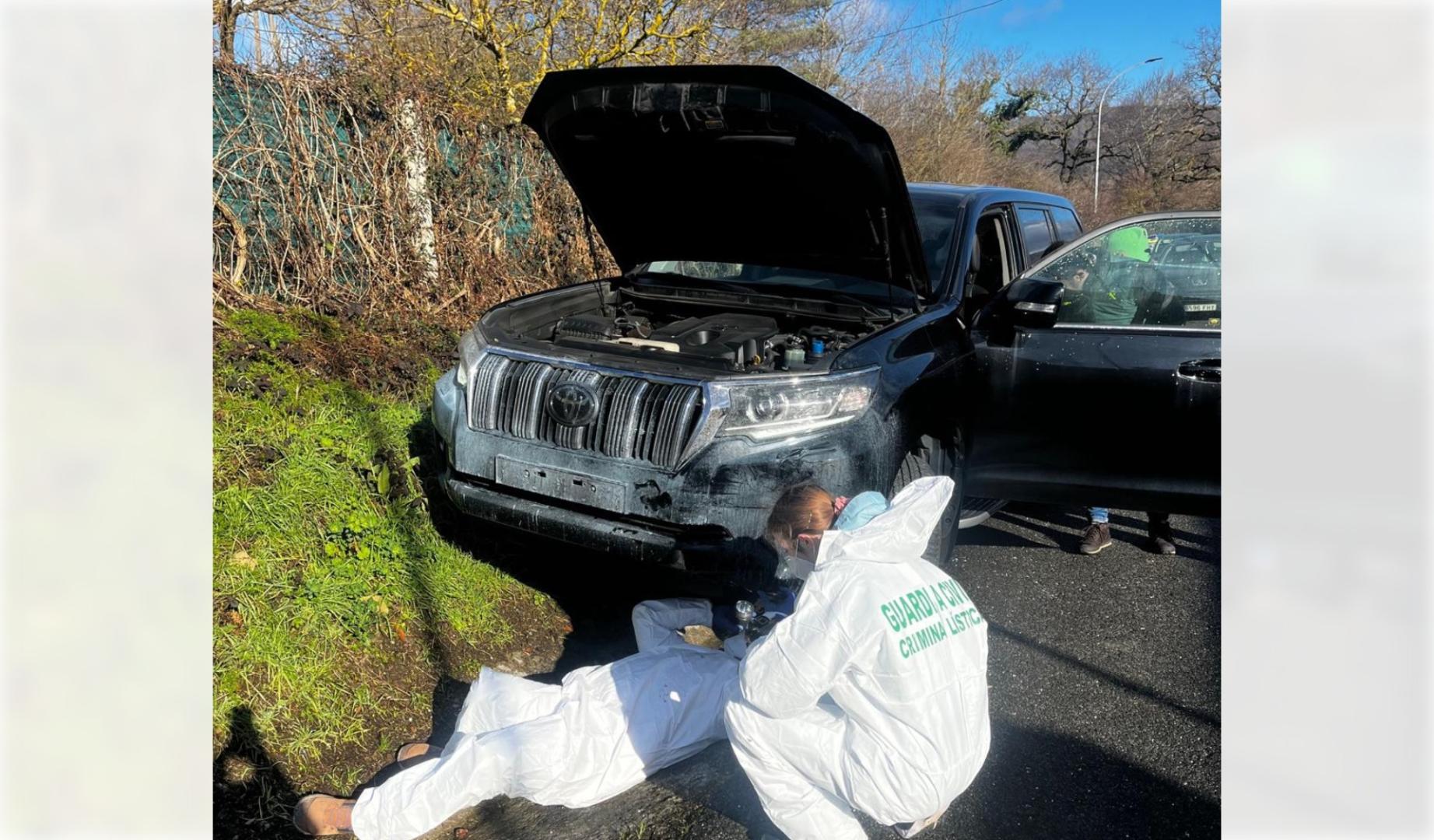 Dos guardias civiles examinan uno de los coches robados