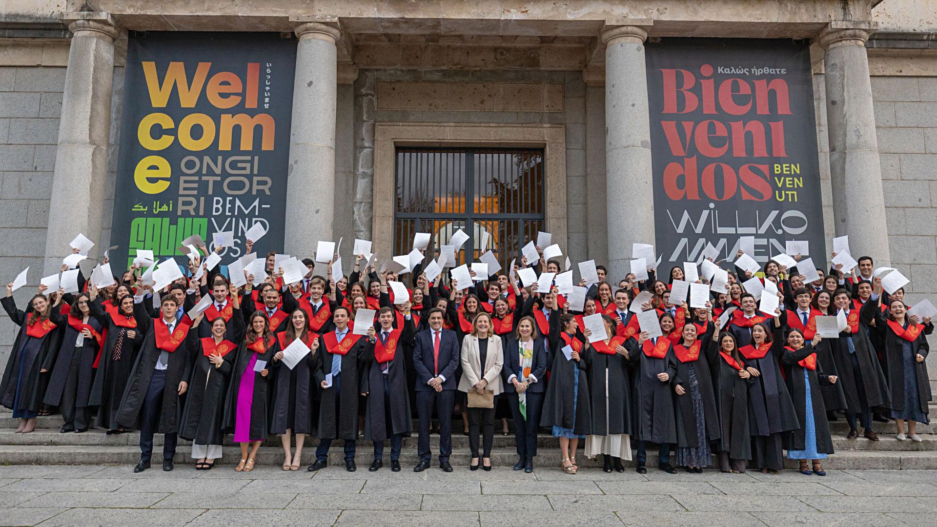 Los 102 becarios Alumni, en la imposición de becas de la XXII promoción