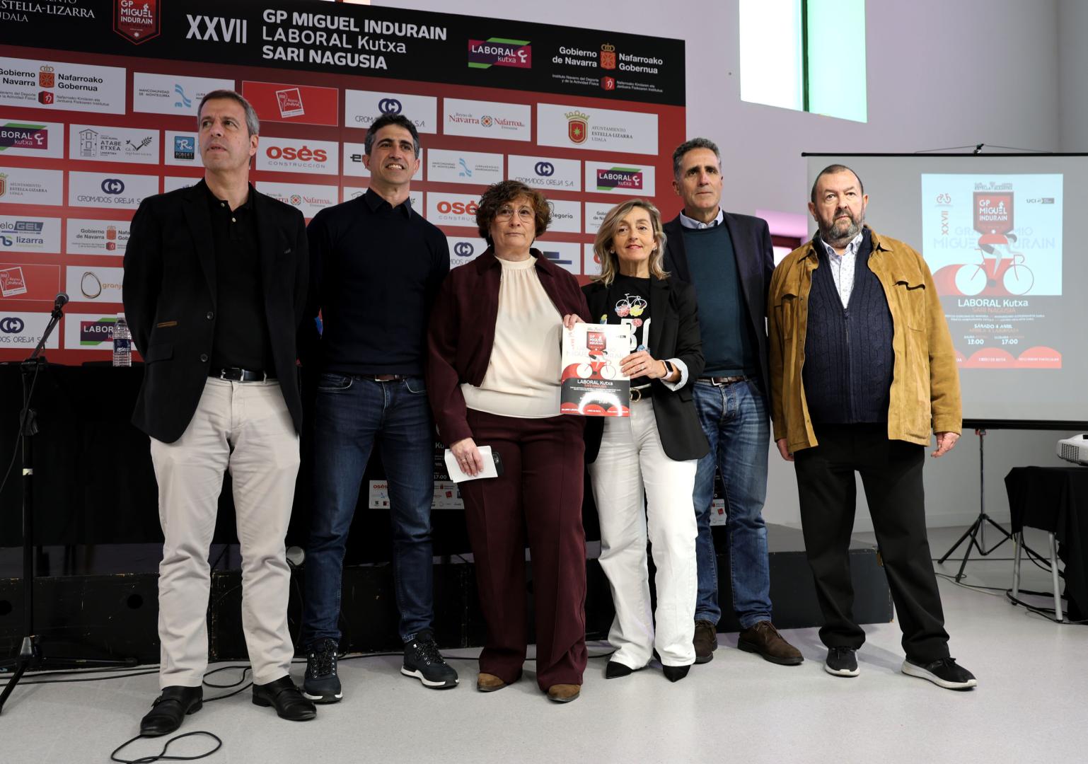 Presentaron la próxima edición del G.P. Miguel Induráin Peio Bayona (Laboral Kutxa), Xabier Larraya (INDAF), Marta Garín (C.C. Estella), Marta Azcona (Ayuntamiento de Estella), Miguel Induráin y Miguel Ángel García Mitxelena (C.C.Estella)