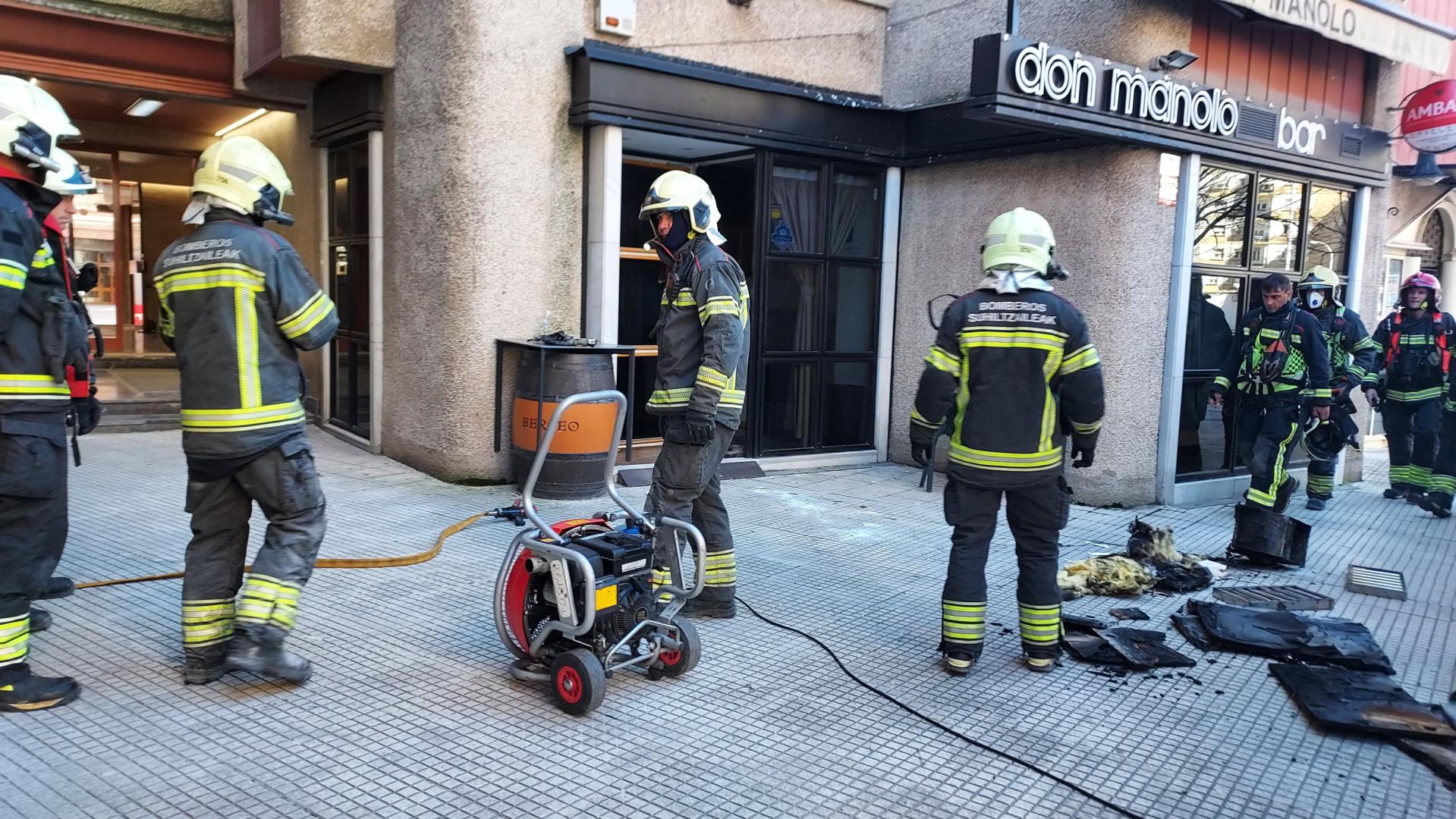 Efectivos de bomberos, junto al local, este mediodía