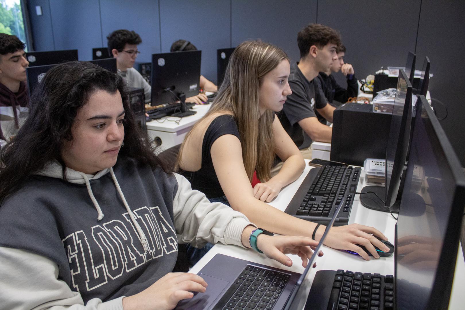 El Grado en Ciberseguridad, ofrecido por la Universidad de Vitoria-Gasteiz EUNEIZ, tiene una metodología muy práctica, con acceso a laboratorios especializados y escenarios reales de ciberataque
