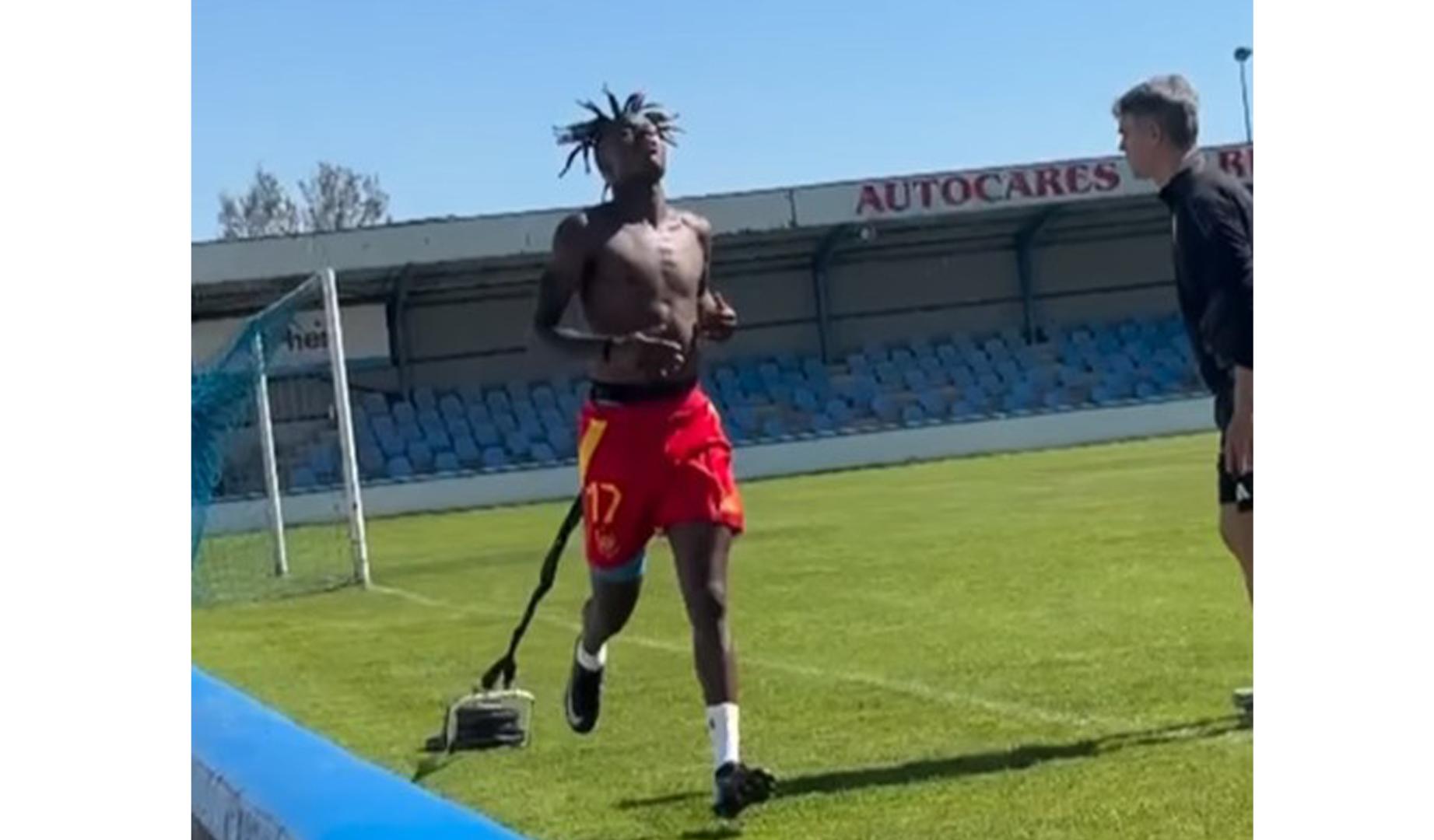 Nico Williams entrenando en el Estadio San Francisco de la Peña Sport