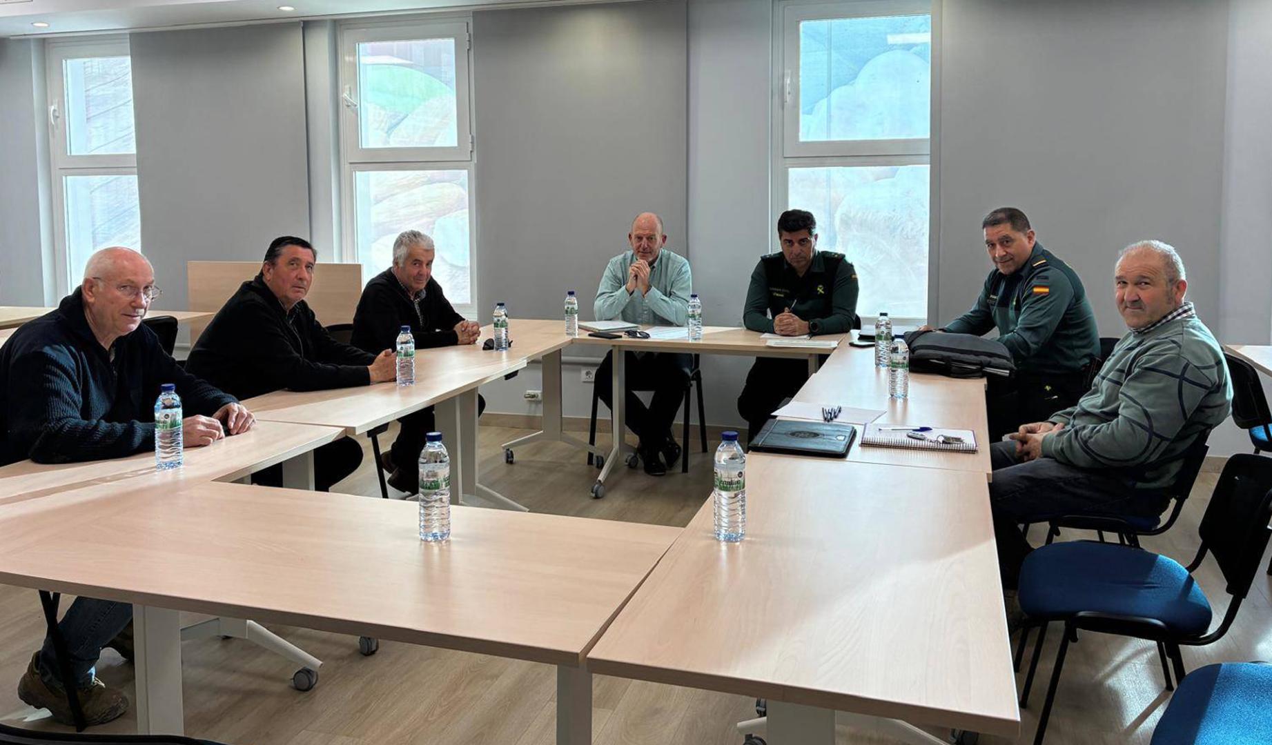 Asistentes a la reunión en la que se abordó la oleada de robos