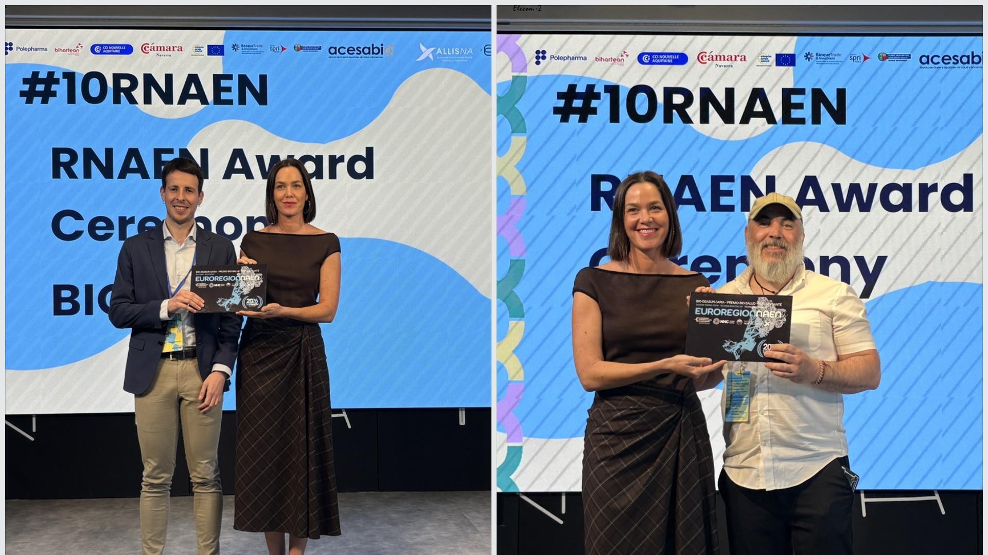 A la izquierda, Popcorn Therapeutics recibiendo el premio; a la derecha, el representante de Opportunity Health con el galardón