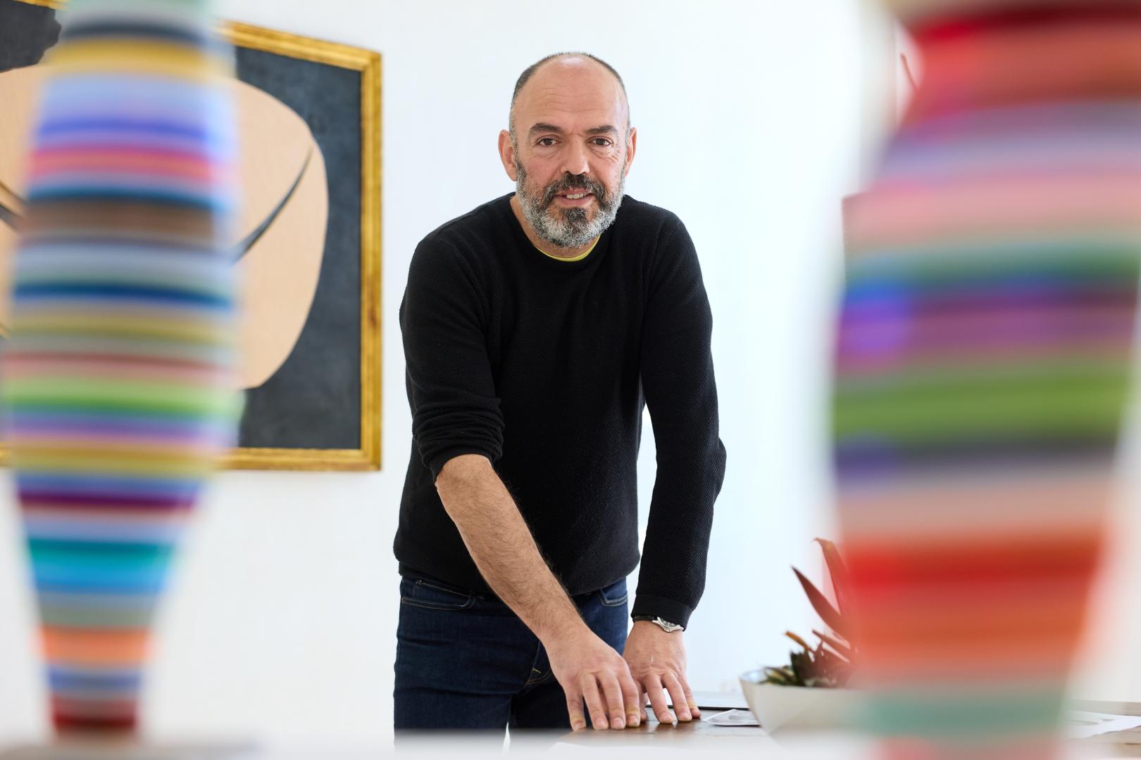 Mikel Okiñena entre dos de sus metacrilatos de colores, en la galería Artea2 de Zizur Mayor