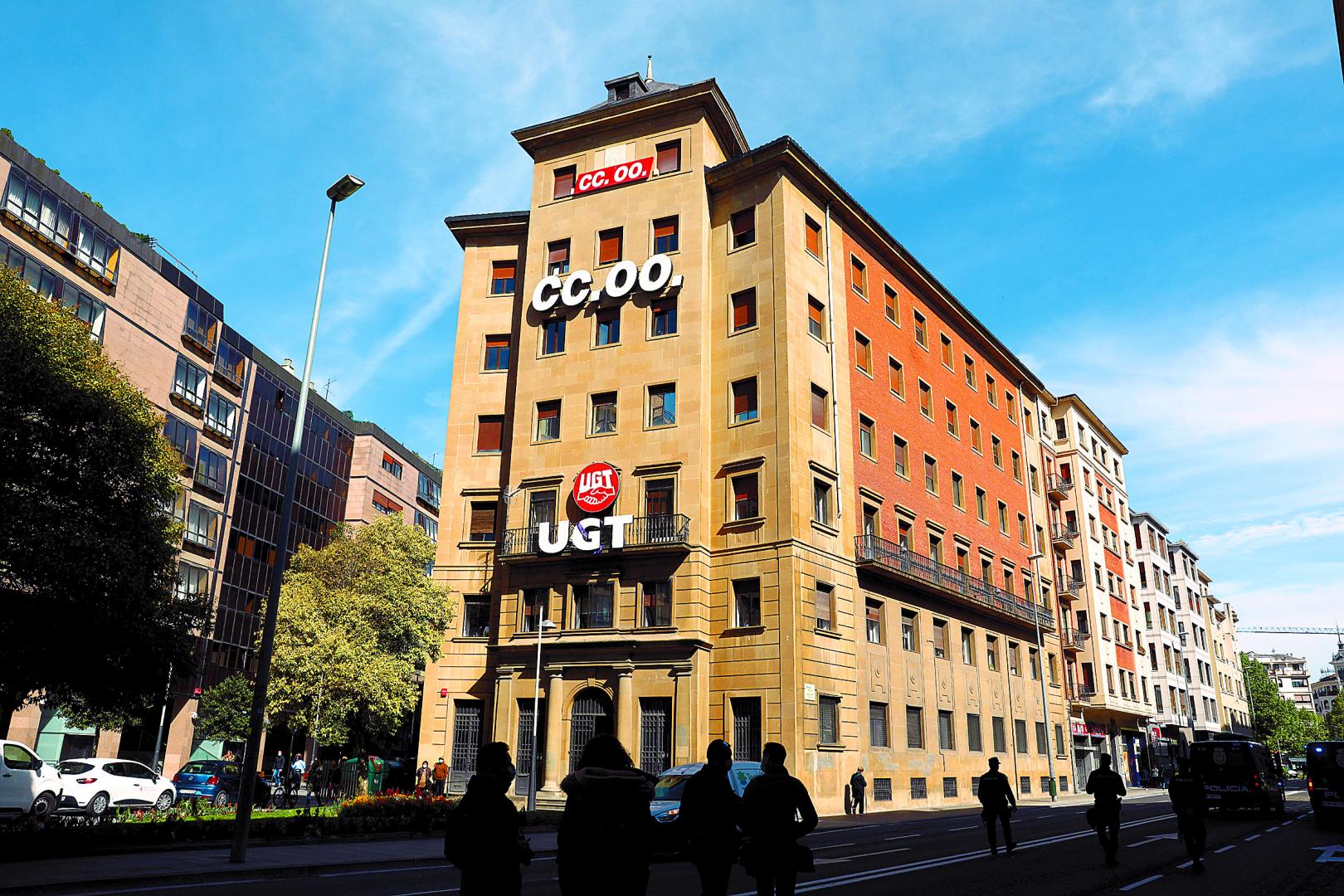 El edificio de sindicatos, sede de UGT y CCOO, en la avenida de Zaragoza de Pamplona