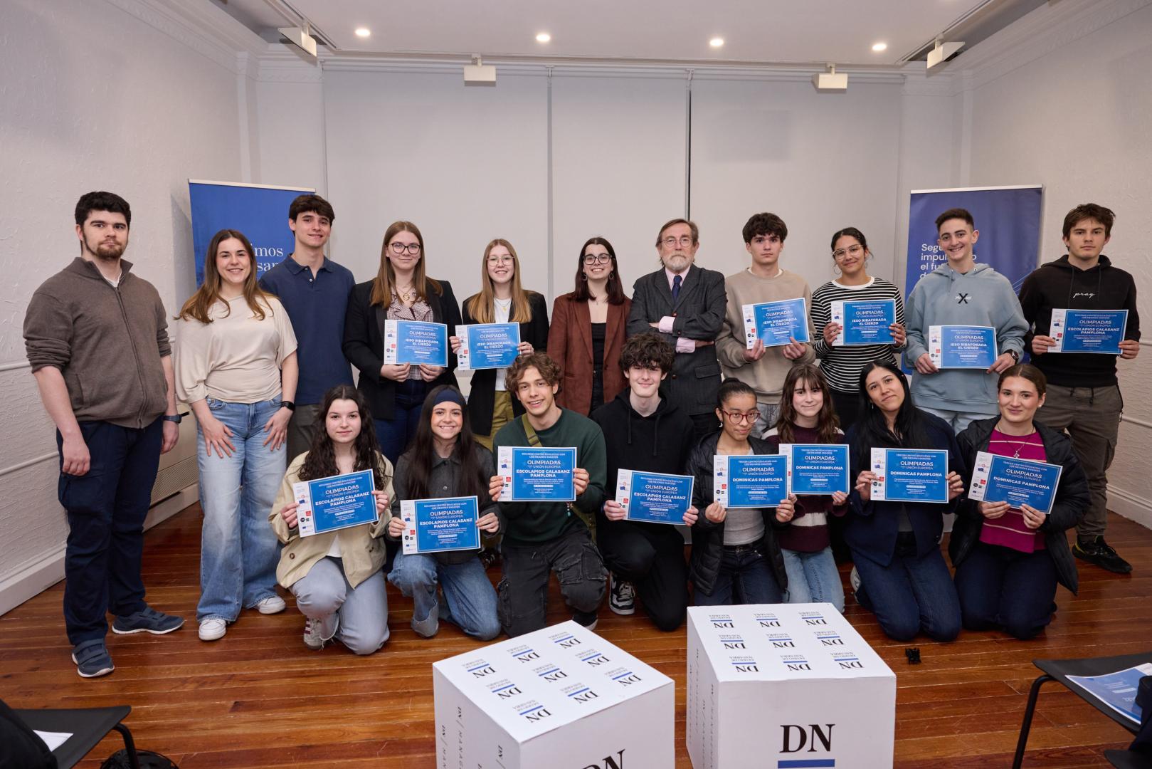 Los ganadores de la IV Olimpiada sobre la Unión Europea junto a Luis Colina (Fundación DN) y miembros de Equipo Europa.