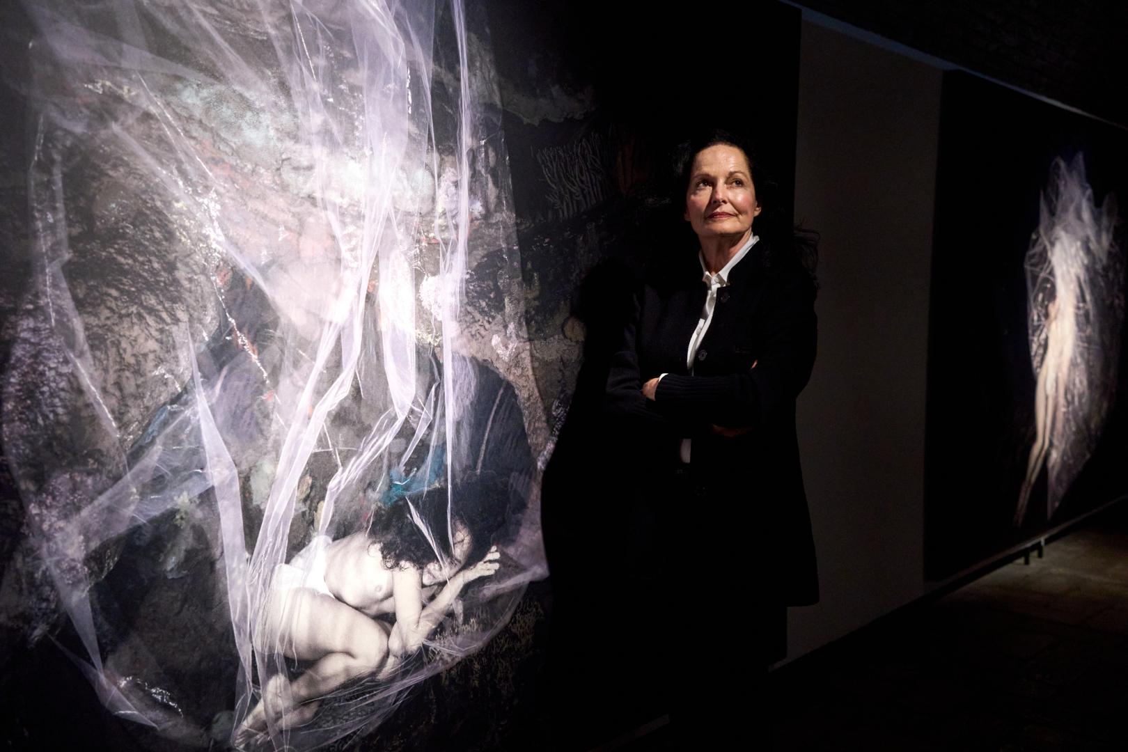 Isabel Muñoz, retratada en el Pabellón de Mixtos junto a una de sus obras.