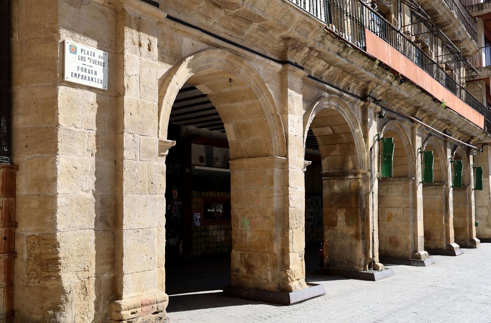 Vista de los porches de la plaza de los Fueros