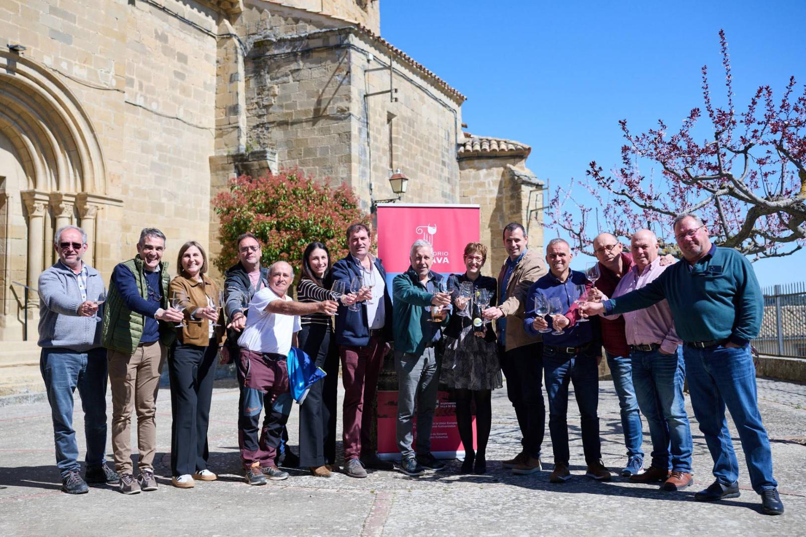 Viticultores, participantes e invitados en la presentación de los primeros vinos de uvas limpias de química
