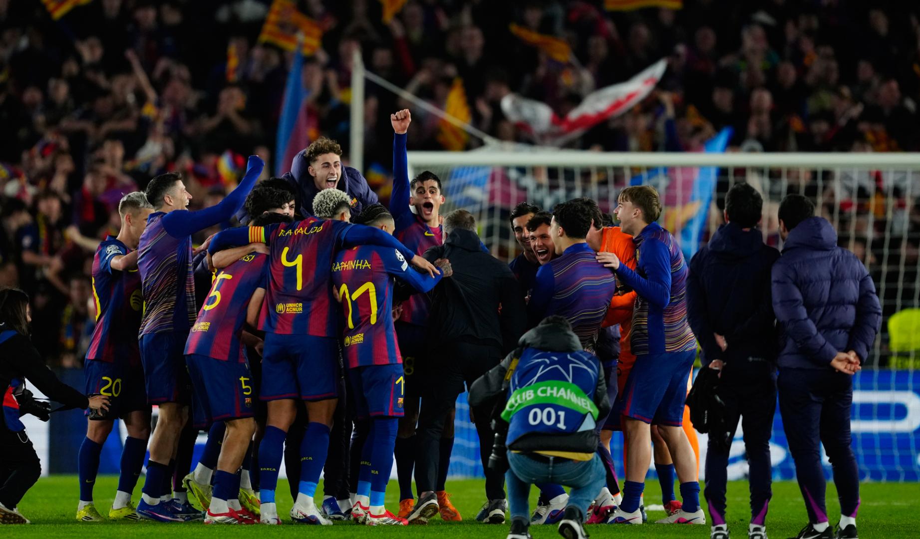 Los jugadores y el técnico del FC Barcelona celebran su victoria a la finalización del partido de vuelta de los octavos de final de la Liga de Campeones disputado entre el Barcelona y el Newcastle