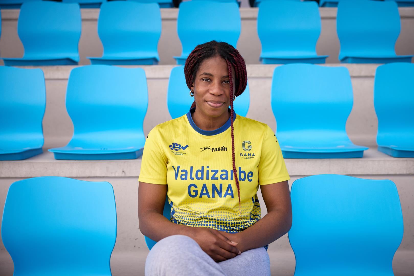 La berriozartarra, nacida en Alicante y de familia nigeriana, Gift Okunrobo Osaro, en las nuevas gradas del Estadio de Larrabide la tarde de ayer.