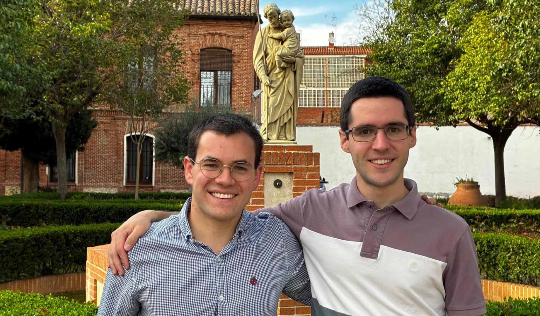 Alejandro Lecumberri, izquierda, y Nicolás Iribas, este miércoles en el jardín del seminario de Alcalá de Henares, con una imagen de San José, detrás