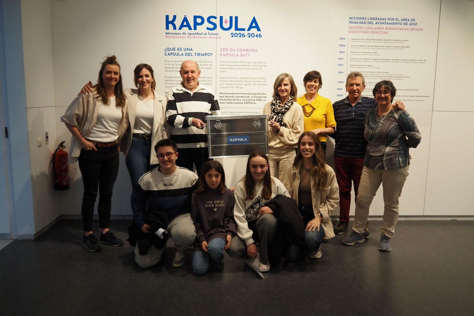 Distintas partes implicadas en el proyecto ‘Kápsula 2026-2046’ posan tras el sellado de la urna