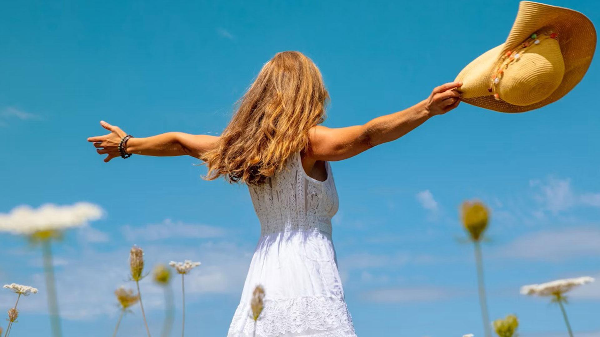 Una mujer disfrutando de la primavera