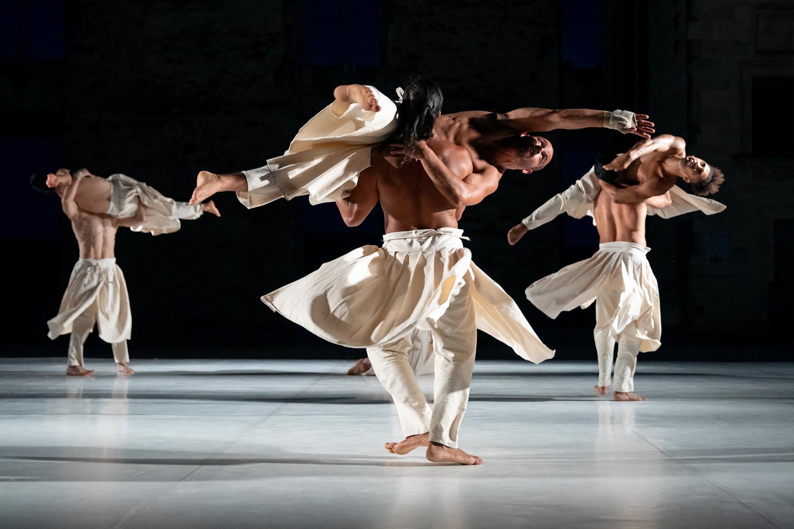 Danza con la compañía Cie Hervé Koubi, hoy en el Gayarre.