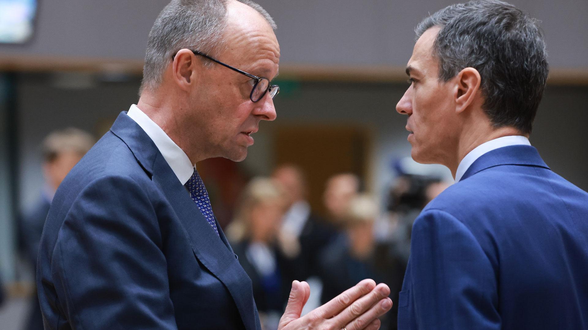 El canciller alemán, Friederich Merz, habla con el presidente del Gobierno, Pedro Sánchez, en la reunión del Consejo Europeo de Bruselas celebrada este jueves