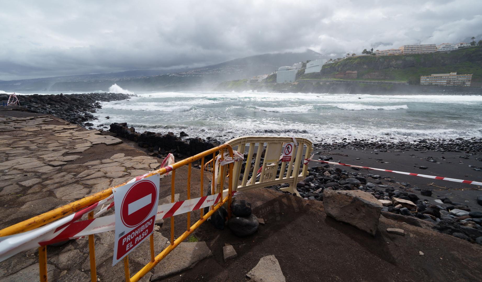 En la imagen, el oleaje en una playa de Puerto de la Cruz, en Tenerife