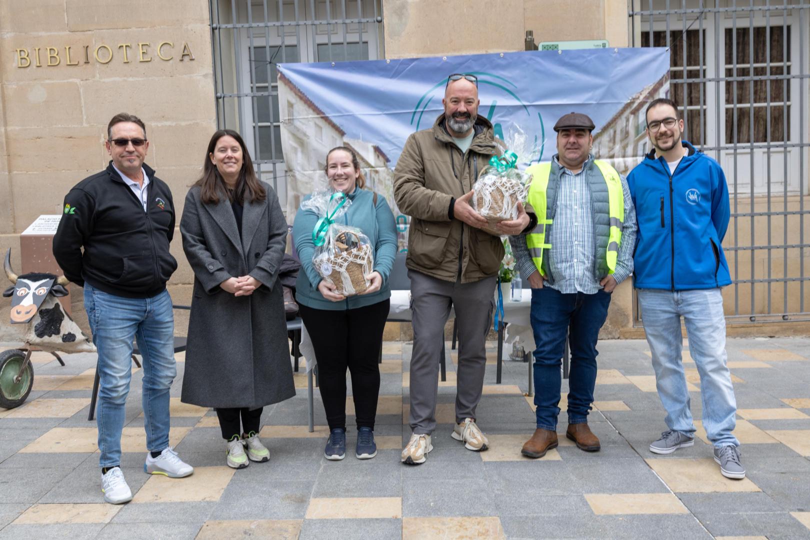 De izda. a dcha. Félix Milagro Miramón e Irune García García (jurados); los campeones Ainhoa Cebollada Sanz y Carlos De Xerica González; Asier Marín Moreno (jurado); y Ricardo Pérez Sola (Proyecto Viva)