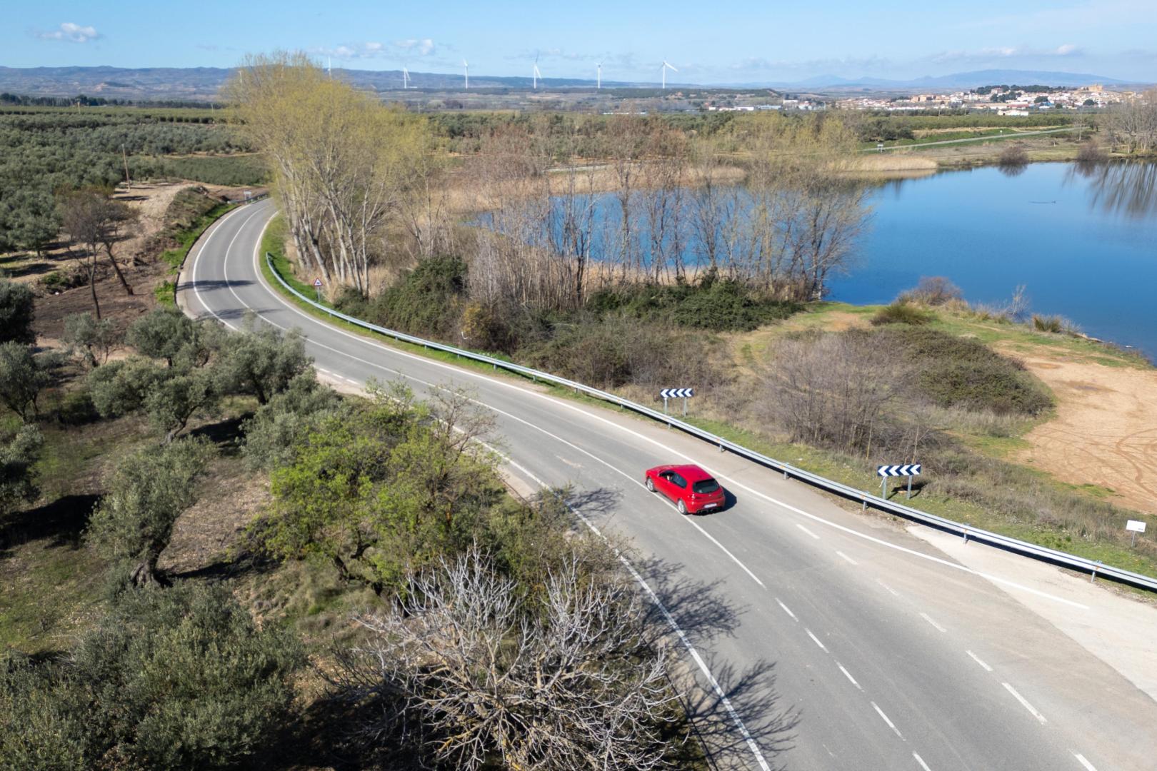 Imagen de la carretera NA-3042 que une Ablitas con Cascante -al fondo-, que transita junto a la Laguna de Lor -a la derecha-