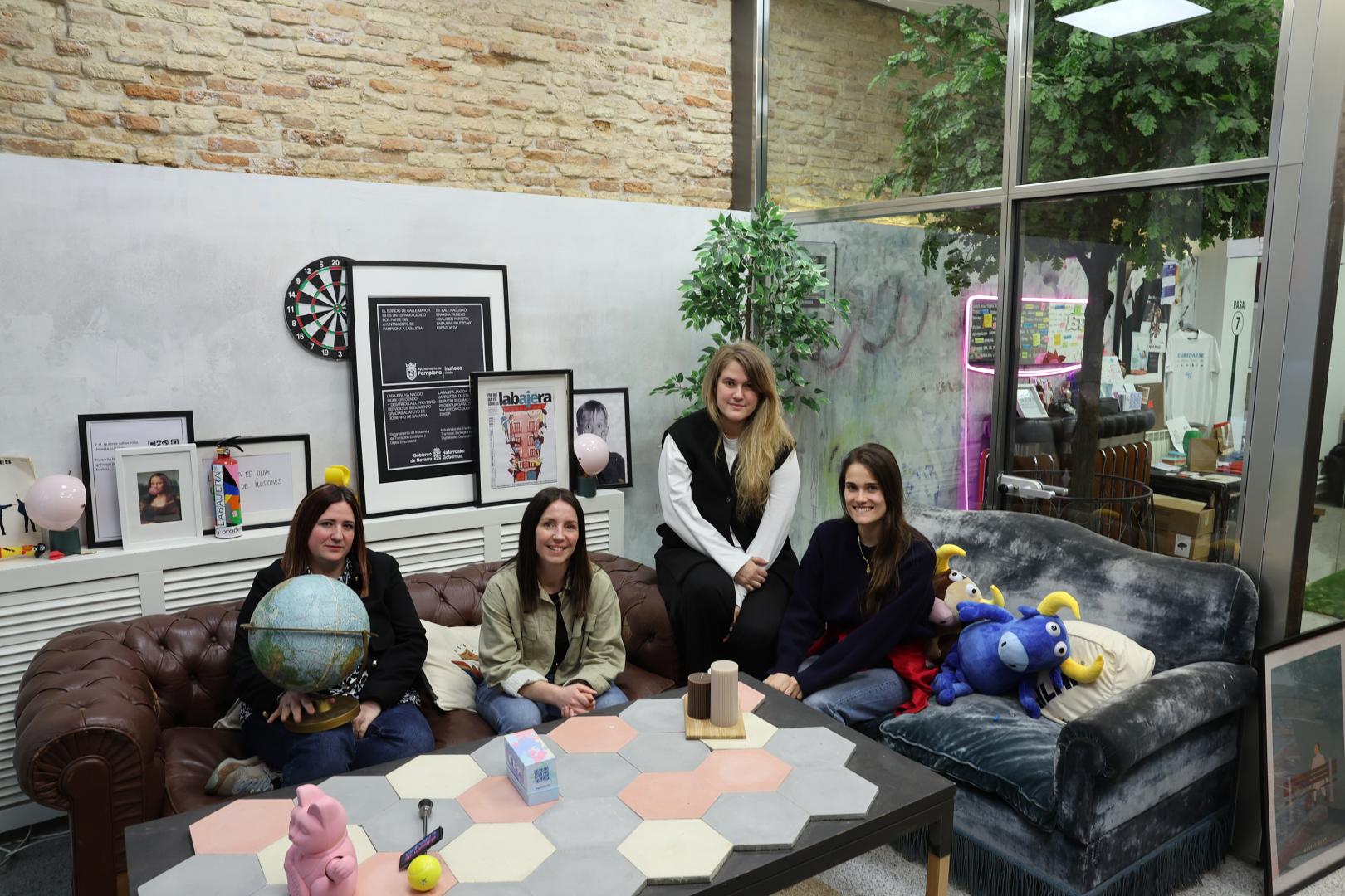 El equipo de La Bajera:desde la izquierda, Ohiane Larreñegui Goñi;Maider Etxaleku Esteiro;Adriana Eransus Azpilicueta y María Leache Gárriz