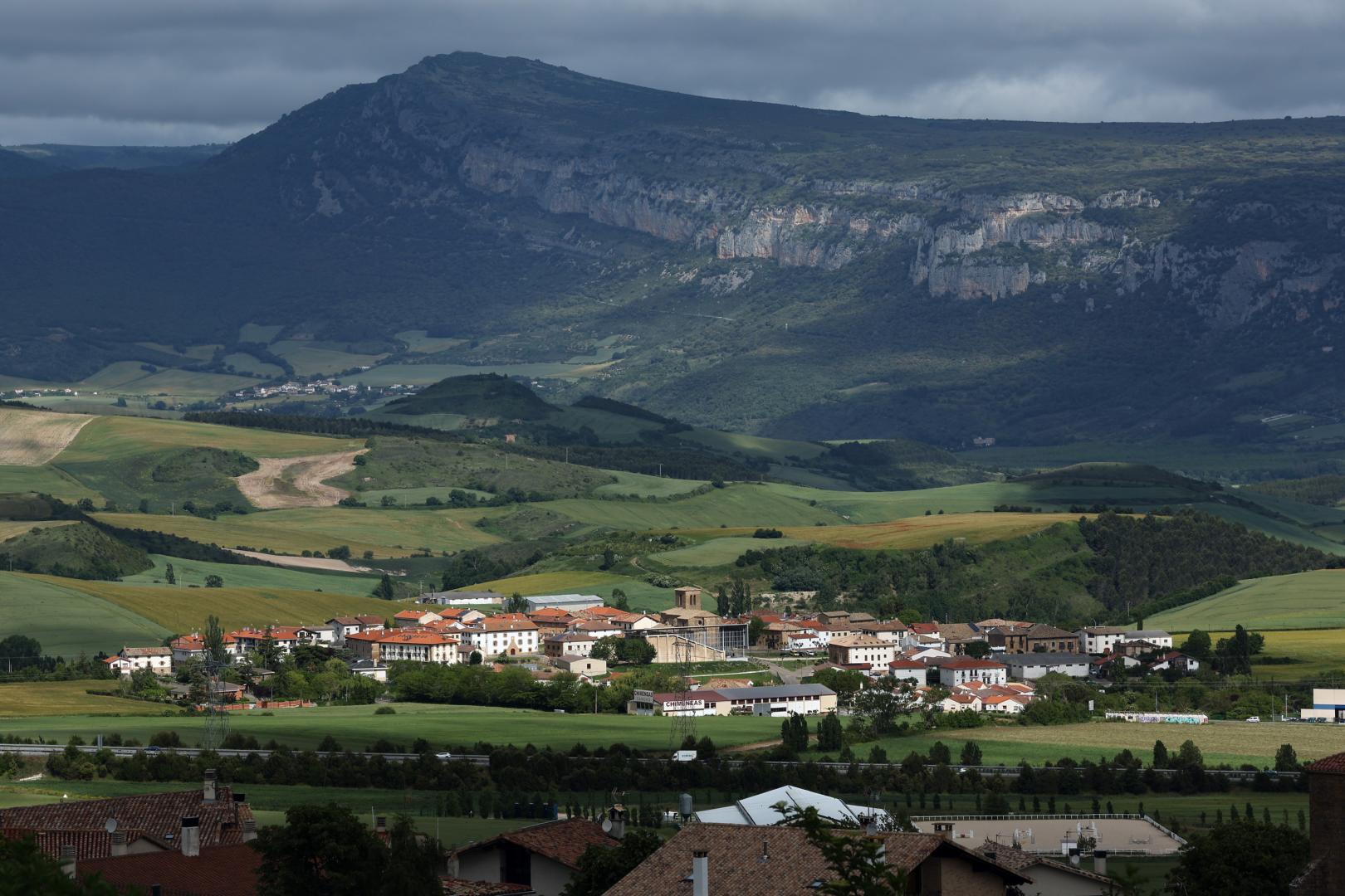 *A: JOSE CARLOS CORDOVILLA *F: 26-05-2025 *P: *L: ASTRAIN *T: VISTA DEL PUEBLO CON EL CABEZON DE ETXAURI AL FONDOVista de la sierra de Sarbil y de las peñas de Etxauri. J.C. CORDOVILLA