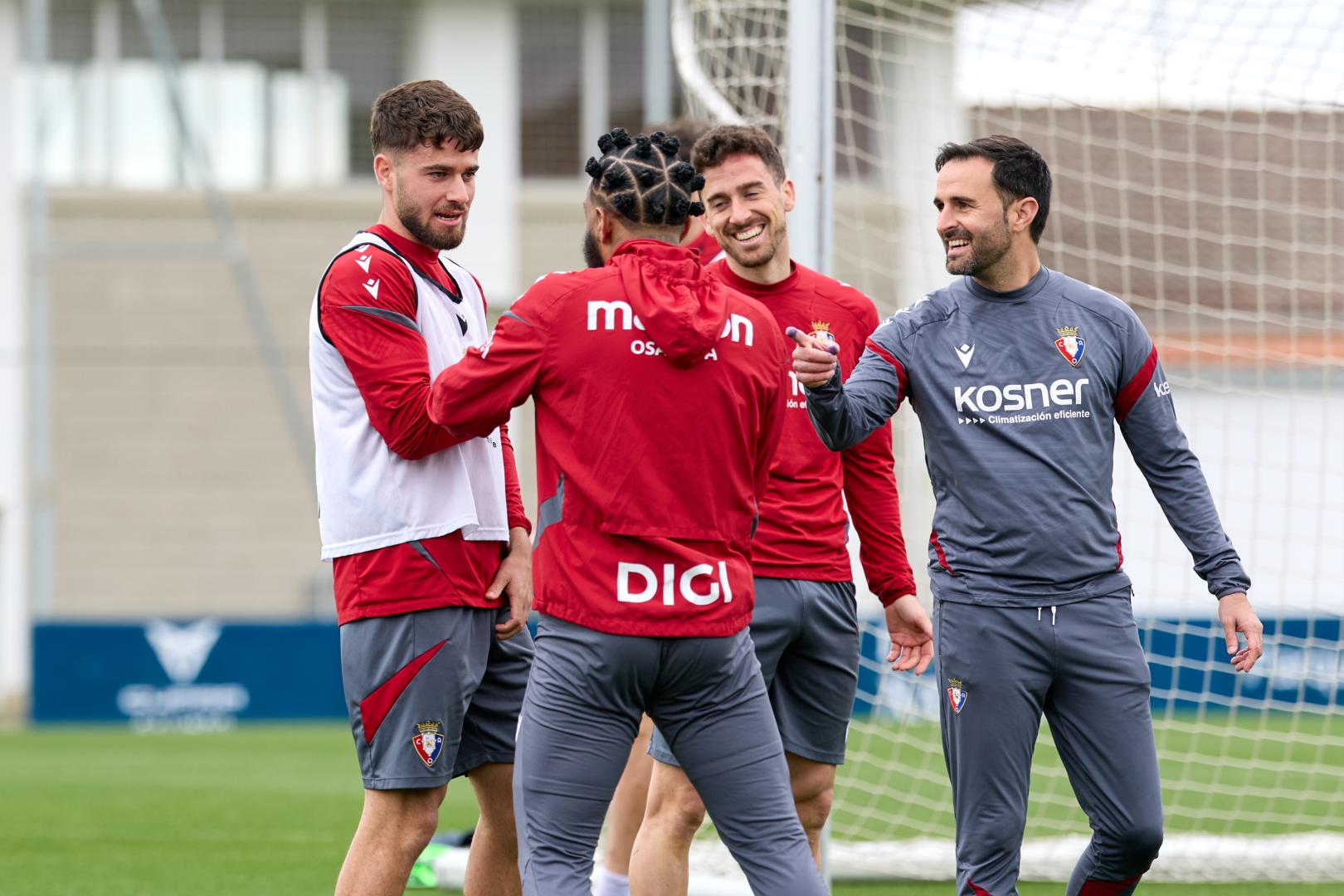 Iker Muñoz, bromeando con Rosier, Kike Barja y el técnico Darío Navarro