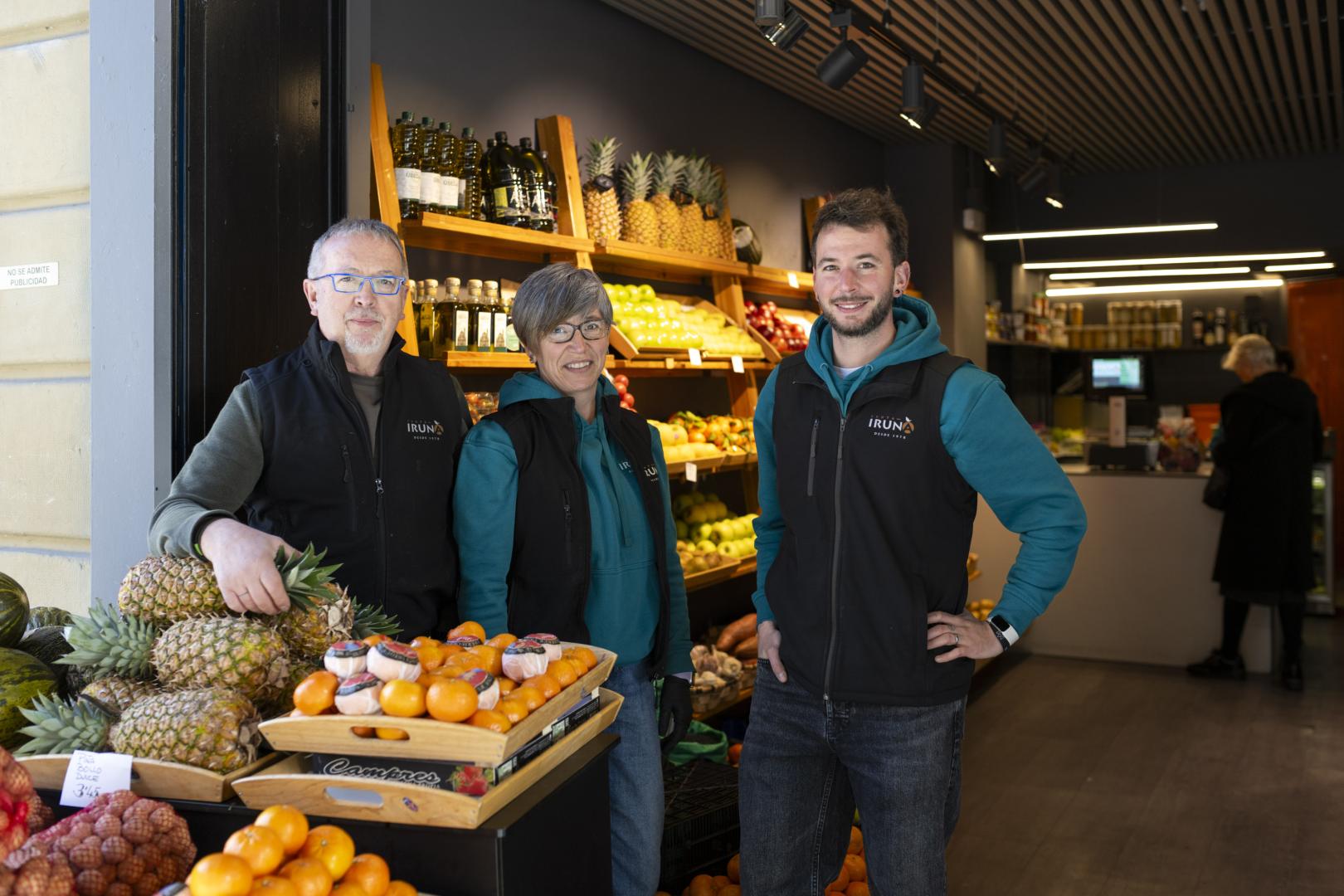 Desde la izquierda, Rafael López Etayo, Ainhoa Ziaurriz Salvoch, Markel López Nieto, en Frutas Iruña en Carlos III, 65.