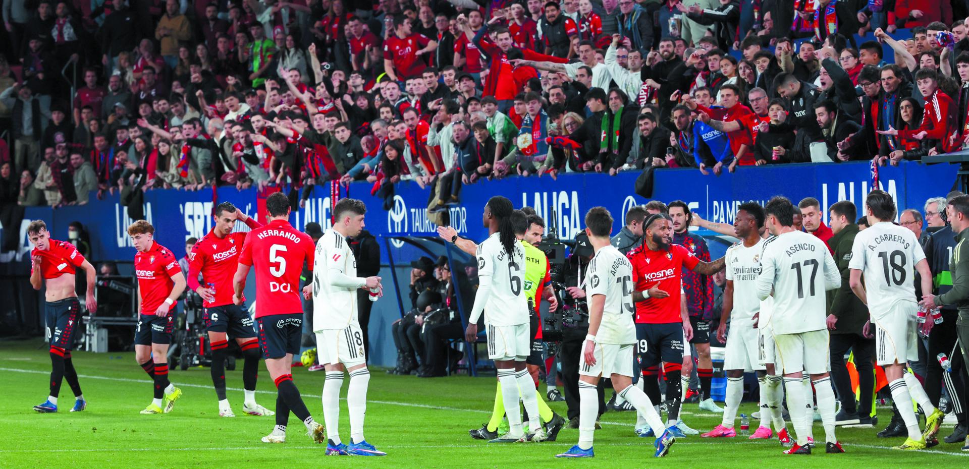 Momento en el que el árbitro Quintero González señala el punto de penalti mientras los jugadores de Osasuna y el Real Madrid debaten. BUXENS/URDÍROZA: EDUARDO BUXENS- 21 FEBRERO 2026 OSASUNA - REAL MADRID