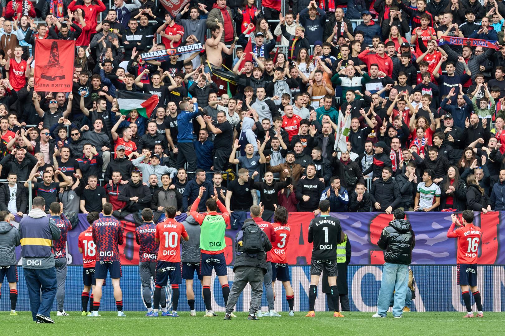 Los jugadores de Osasuna, mostrando cariño a Graderío Sur y en concreto a Indar Gorri tras el último partido contra el Mallorca en El Sadar