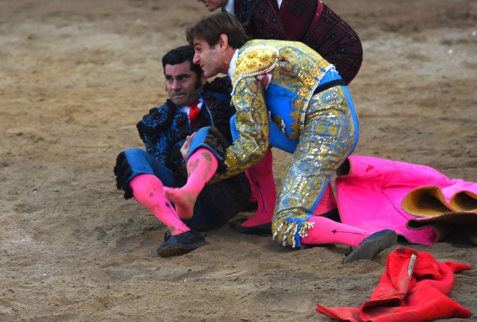 Javier Marín recoge a Francisco Expósito tras caer herido
