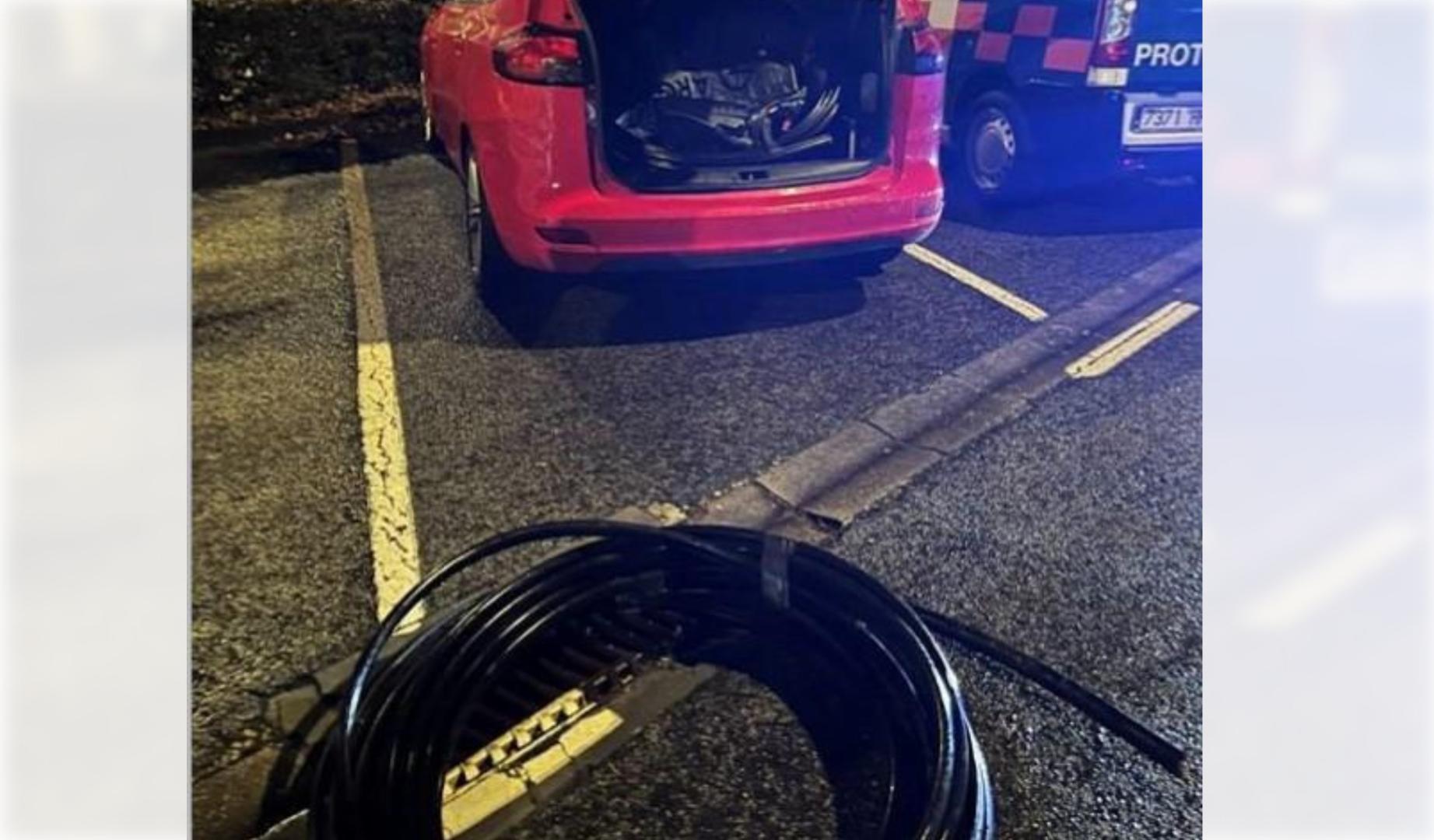 Vehículo en el que los ladrones detenidos estaban guardando el cableado de cobre robado en Sarriguren