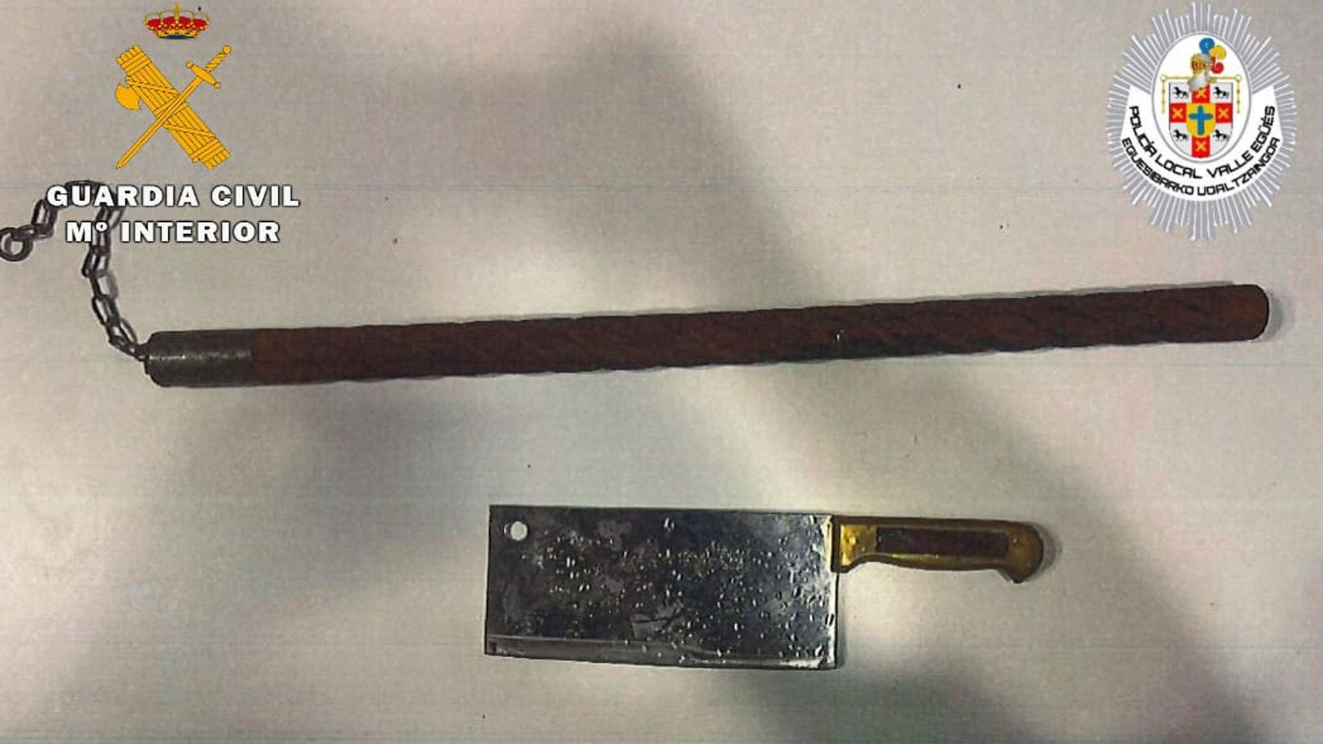 Cuchillo tipo-hacha y un bastón metálico de grandes dimensiones con una cadena en su extremo intervenidos a las dos personas detenidas en Sarriguren