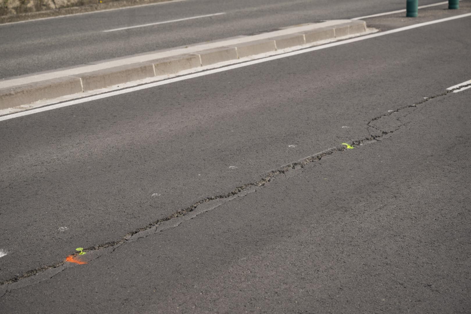 Grietas en la carretera de la Cuesta de Beloso
