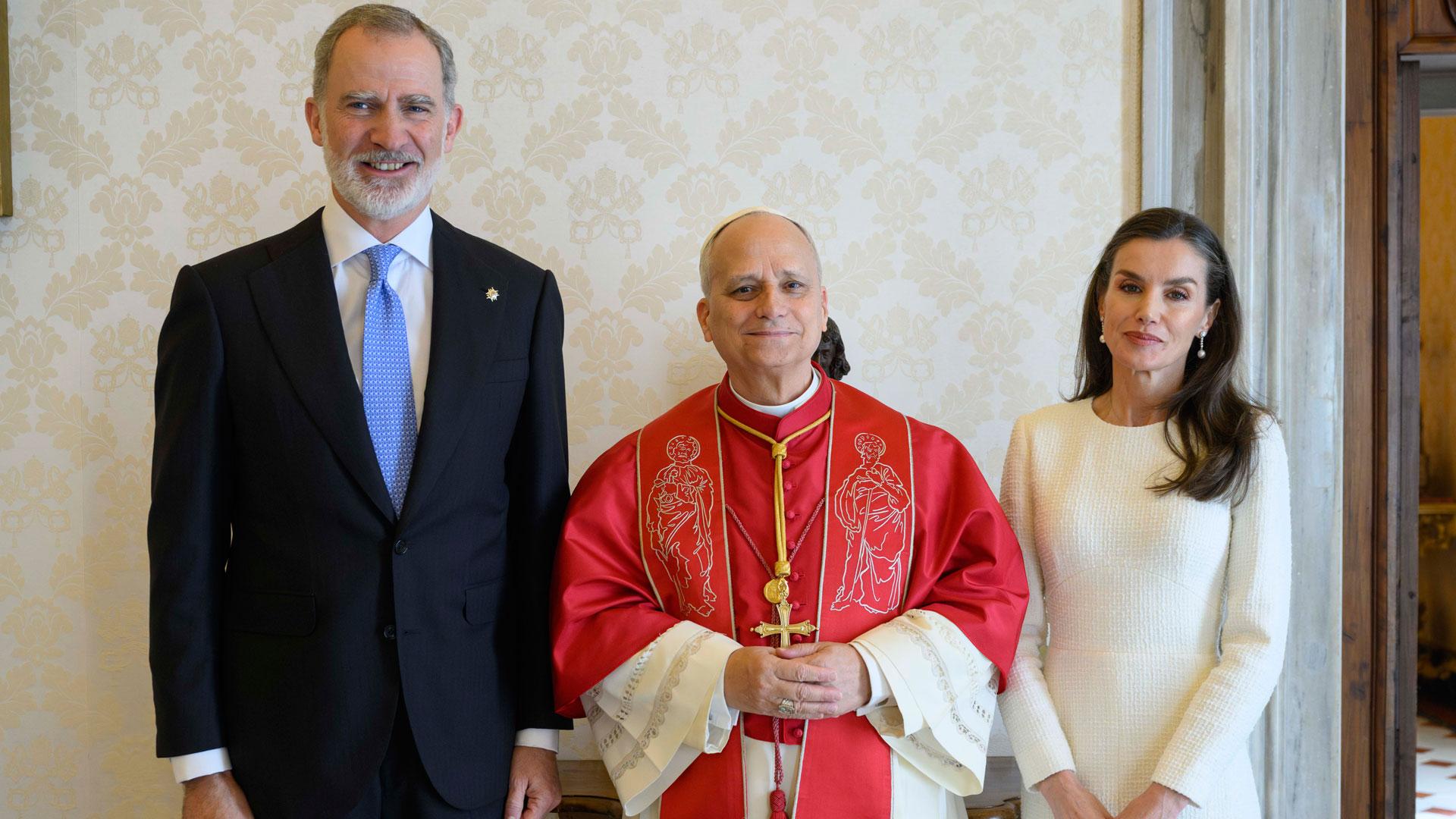 El rey Felipe VI y la reina Letizia han mantenido un encuentro con el papa León XIV en la Santa Sede, audiencia previa al viaje que el pontífice realizará el próximo mes de junio a España