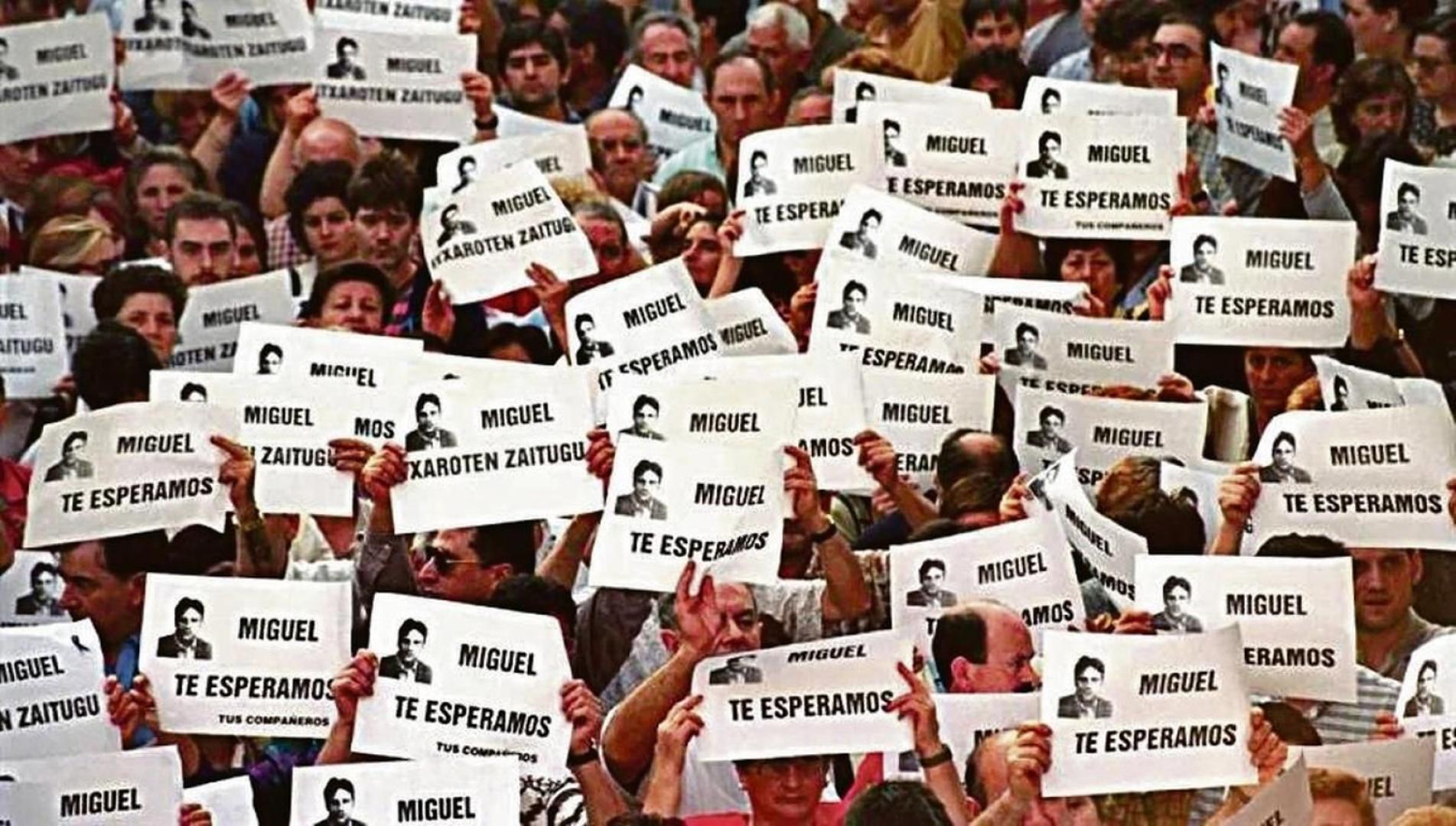 Más de medio millón de personas salieron a la calle el 12 de julio de 1997 para pedir la liberación del concejal del PP Miguel Ángel Blanco, que fue asesinado esa misma tarde.