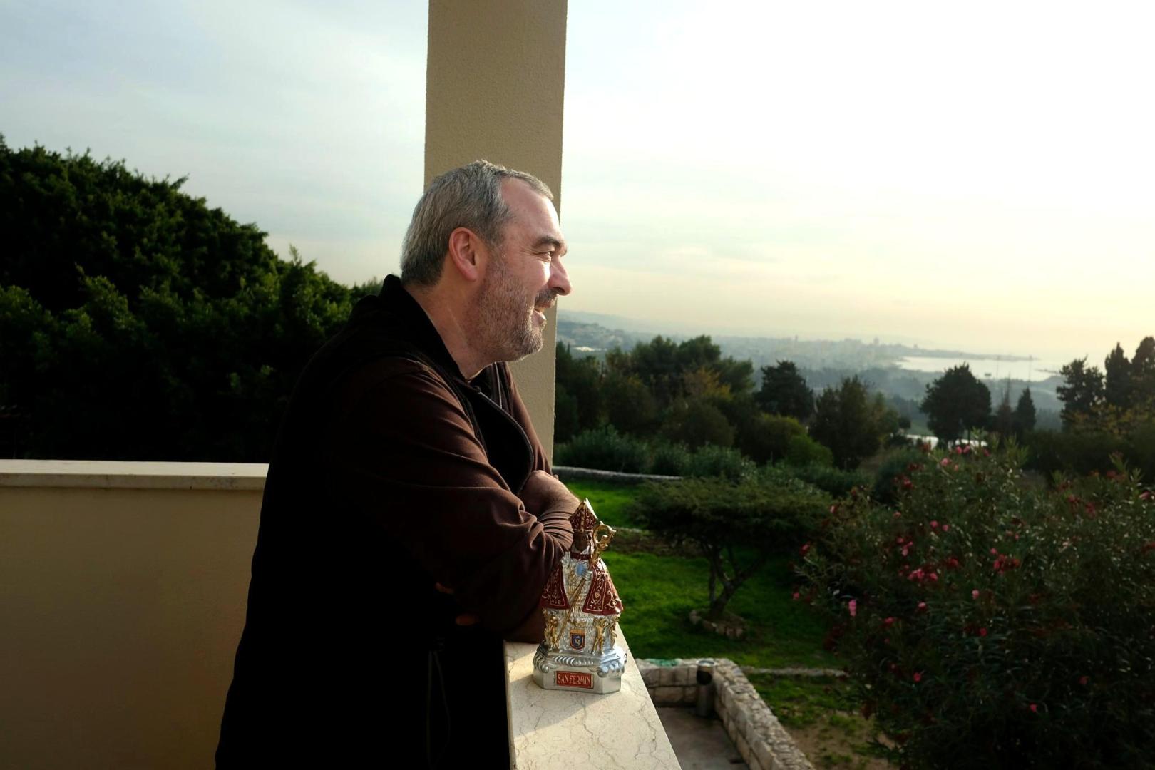 Guillermo Moreno, en el balcón que mira al Mediterráneo en Rmelieh, en diciembre de 2024.