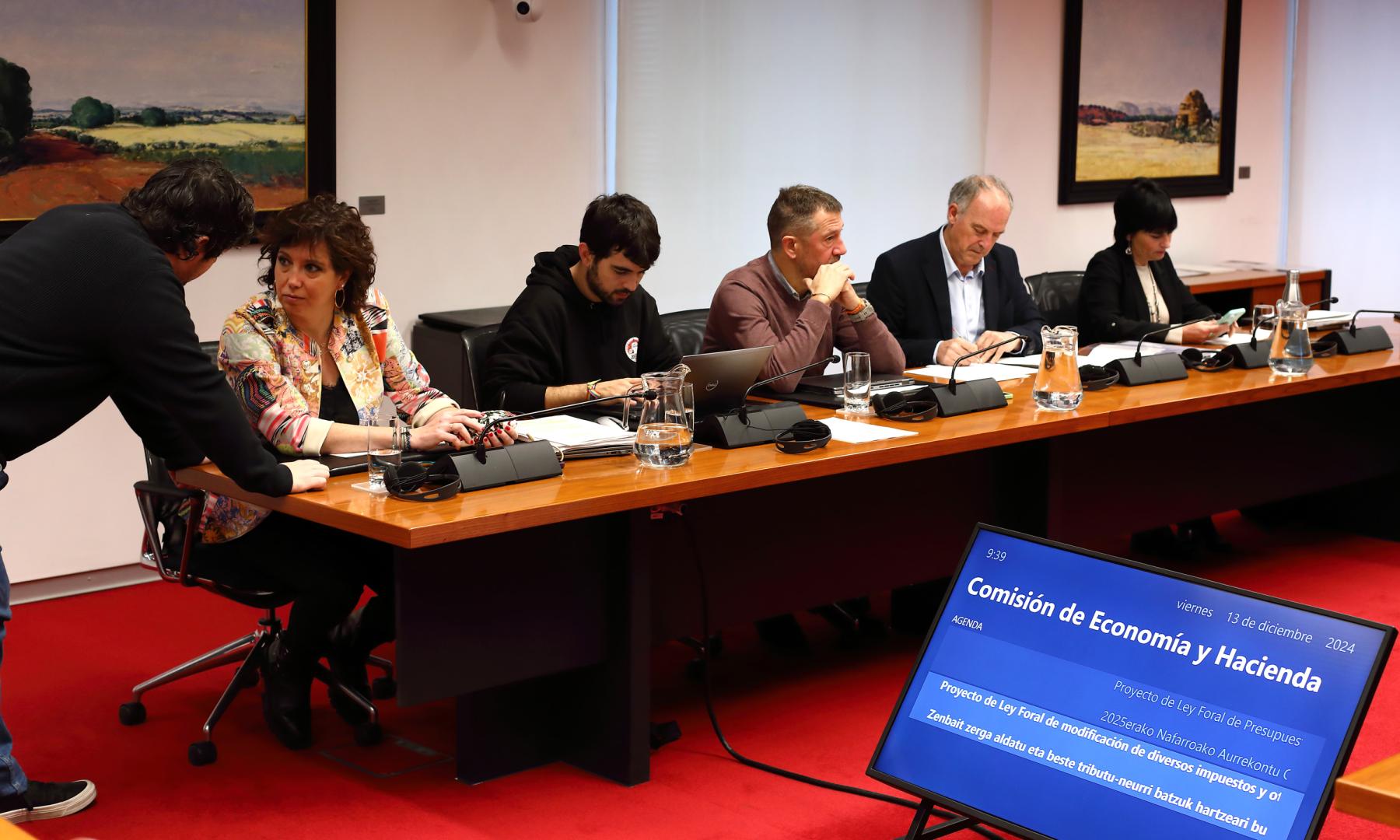 Parlamentarios de Contigo Navarra, PSN y EH Bildu, en el debate parlamentario de los presupuestos de Navarra para 2024