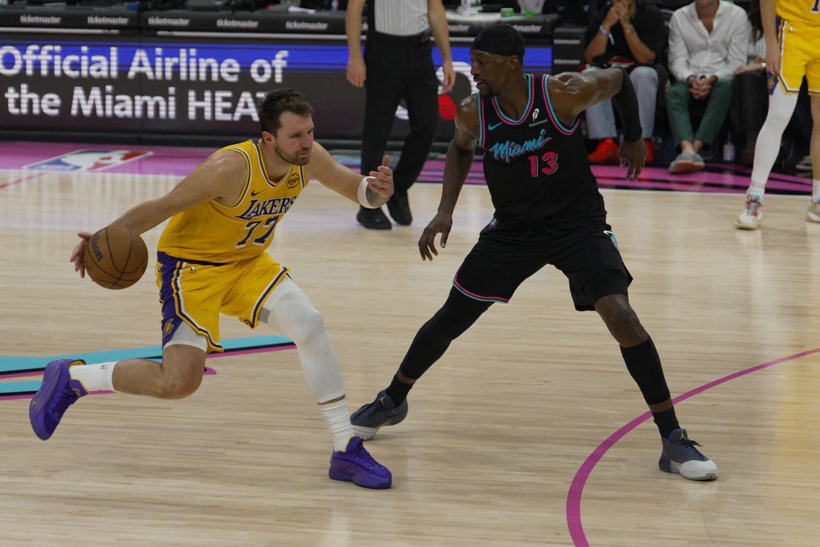 Doncic, en una acción del partido de Los Ángeles Lakers en su visita a la cancha de Miami Heat