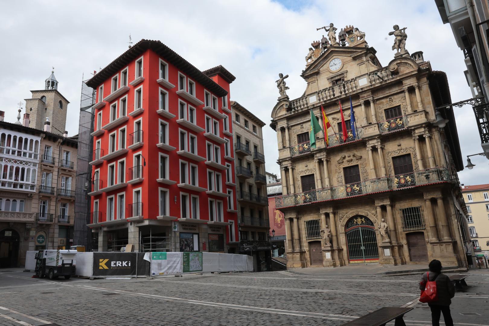 Casa Seminario, con su nuevo color rojizo, en una imagen tomada este 19 de marzo.