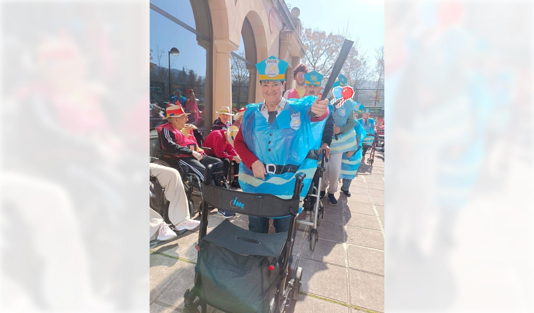 Detalle del desfile en el exterior de la residencia Amavir Oblatas de Pamplona